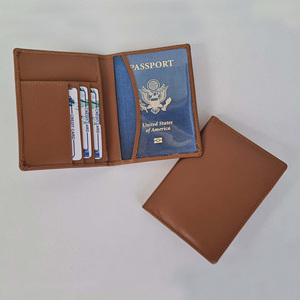 Porte-cartes de voyage en cuir fait main avec protection RFID Couverture de passeport personnalisée pour les voyageurs - Product Image 1