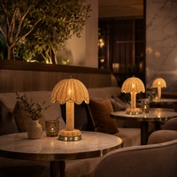 Lampe de table sans fil rechargeable en rotin, style nordique simple, 2700K, avec abat-jour en forme de dôme festonné, pour restaurants, hôtels et salons