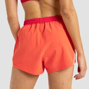 Short de sport personnalisé pour femmes à séchage rapide et haute performance avec poches à logo confort à la taille extensible en tissu éponge - Product Image 6
