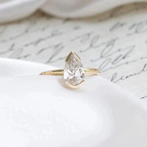 Bague solitaire surprise en or massif 14 carats avec diamant de laboratoire taille poire serti clos de 1,52 carat, pour bijoux unisexe, cadeau pour les amoureux, anniversaire - Product Image 1