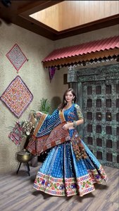 Lanzamiento de un nuevo y moderno lehenga choli festivo de rayón y algodón con gran vuelo y elegante trabajo en relieve. - Product Image 2