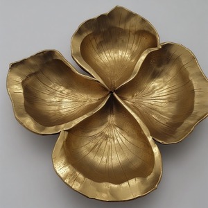 Serveur de fruits secs en aluminium de qualité supérieure avec trois compartiments en forme de feuille en finition or brillant conçu pour un dîner élégant - Product Image 5