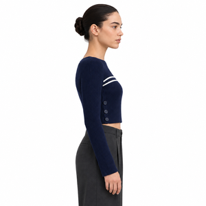 Haut en maille côtelée bleu marine rayé pour femme, coupe courte, col bateau, manches longues, boutons latéraux, ajusté, décontracté et tendance - Product Image 5