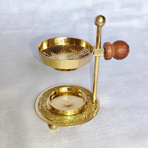 เตาเผาอโรมาทองเหลืองปรับระดับได้สวยงามจาก AEI พร้อมที่วางสำหรับเทียนถ่านอุ่น ของตกแต่งบ้าน เครื่องอุ่นธูป ผลิตในอินเดีย - Product Image 1