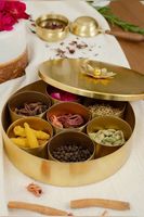 Masala dabba en laiton sculpté à la main avec un design complexe pour le stockage des épices de qualité supérieure et la décoration de la cuisine avec une touche ethnique