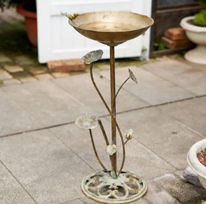 Magnifique bain d'oiseaux en métal avec support, bain d'oiseaux sur piédestal décoratif, décorations de jardin antirouille disponibles au prix de gros. - Product Image 3