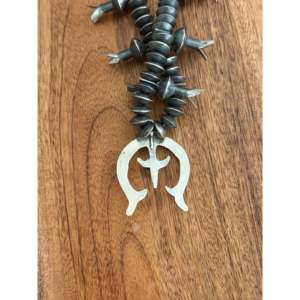 Collier Squash Blossom en turquoise Kingman et argent sterling Richard Yazza, motif et forme de épingle, idéal pour toutes les occasions - Product Image 5