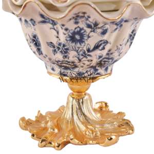 Bonbonniere de latón dorado de lujo con base ornamentada de diseño europeo clásico y elegantes detalles decorativos - Product Image 4