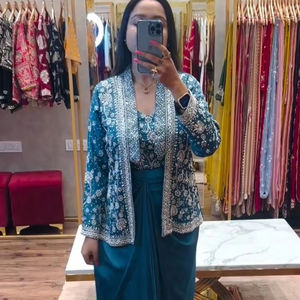 Collection de vêtements ethniques indiens avec motif de broderie sur tissu chinon lourd pour femme - Product Image 1