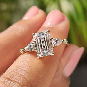 Anillo de compromiso con cinco diamantes de corte esmeralda - Product Image 1