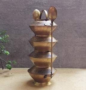 Boîte tiffin en laiton élégante conçue avec une finition antique pour les expériences culinaires traditionnelles lors des célébrations de festivals culturels - Product Image 5