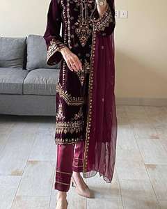 Séquence de broderie en velours pur indien entièrement cousu travail haut à manches longues tenue de fête avec Dupatta et pantalon brodés - Product Image 2