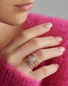 Bague solitaire ronde en or 18 carats avec diamant central de 0.50 ct et diamants latéraux sertis de halo Bijoux de mariée élégants - Product Image 5