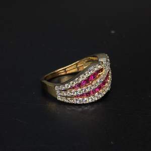 แหวนทองและเพชรที่งดงามด้วยการออกแบบคลื่นประดับด้วยเพชรสีชมพูและสีขาวที่แสดงออกถึงสไตล์และความหลงใหล - Product Image 3