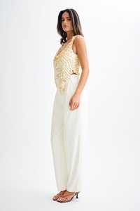 เสื้อครอปท็อปผู้หญิง คอวี แขนกุด สีเบจ ประดับลูกปัดเปลือกหอย สไตล์เซ็กซี่  ทุกขนาด - Product Image 3