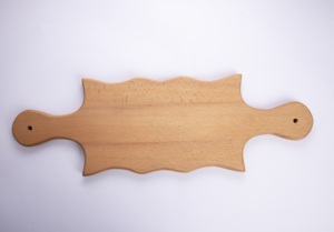 Planche à charcuterie en bois de hêtre ondulé à double poignée, plateau de service en bois naturel, planche à découper et à fromage décorative artisanale - Product Image 4