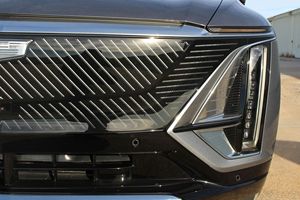 2023 Cadillak Lyriq RWD Debut Edition Sky Cool Grey SUV con compatibilidad Super Cruise de 312 millas de alcance y caja de cambios automática - Product Image 4