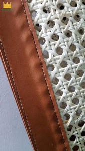 Sac en rotin trapèze du Vietnam en cuir véritable avec plumes perle lettre décoration double poignées fermeture ouverte - Product Image 3