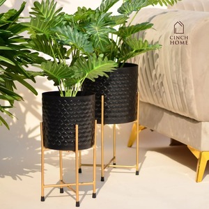 Vase en métal décoratif moderne fait à la main, porte-fleurs élégant, centre de table pour la maison, le salon et le bureau. - Product Image 3