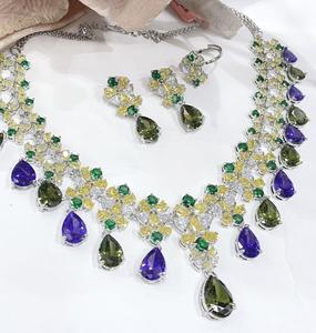 Conjunto de Collar y Aretes de Diseño de Alta Calidad en Latón Plateado con Piedras de Circonia Cúbica para Boda, Compromiso, Fiesta, Estilo Clásico Moderno para Mujer - Product Image 2