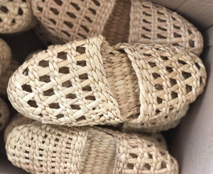 Chaussons en jacinthe d'eau naturelle tissés pour la maison et les stations balnéaires, chaussures artisanales durables du Vietnam - Product Image 6