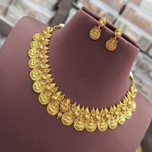 Collier temple en plaqué or de qualité supérieure avec boucles d'oreilles Collection mariage pour femmes - Product Image 1