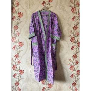 Robe Kimono en Coton à Motifs Floraux, Élégante, Décontractée, pour Fêtes et Occasions Formelles, Taille Unique, Vêtements Personnalisables avec Logo pour les Loisirs et les Journées d'Été - Product Image 1