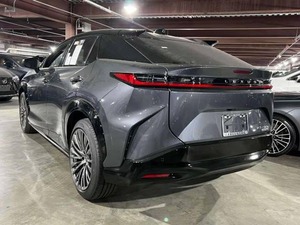 Aston Martin B-M-W Série 3 330i XDrive SUV de luxe 4 portes FWD cuir R18 2023 soigneusement utilisé - Product Image 4