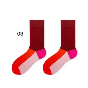 Chaussettes décontractées à blocs de couleur contrastées de style vintage ODM, design tendance, chaussettes personnalisées en gros, fabriquées en usine au Vietnam - Product Image 5
