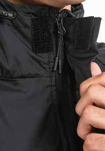 Veste coupe-vent en polyester pour homme sur mesure avec logo imprimé en satin de haute qualité, capuche - Vêtement de course d'hiver tendance - Product Image 2