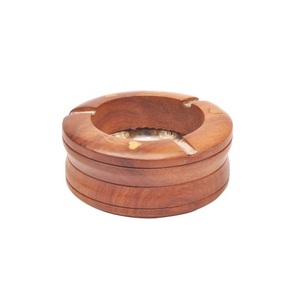 Cendrier nautique lourd en bois et en laiton avec un design robuste parfait pour les bateaux et les sièges de jardin extérieurs - Product Image 2