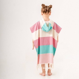 Poncho de Toalla con Capucha para Niños al por Mayor - Rayas Hawaianas Rosa y Verde, 100% Algodón Turco, Proveedor OEM para Playa, Natación y Surf - Product Image 5