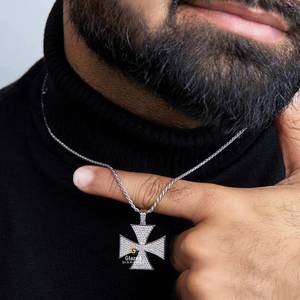 Pendentif croix en fer glacé en argent sterling 925 avec diamants de laboratoire taille brillante VVS Clarity Gold avec idée cadeau d'occasion - Product Image 6