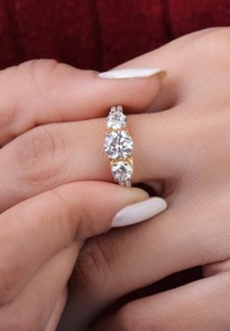 Trois pierres Moissanite bague de forme ronde belle bague de fiançailles en argent Sterling bague de fiançailles personnalisée cadeau pour elle - Product Image 2