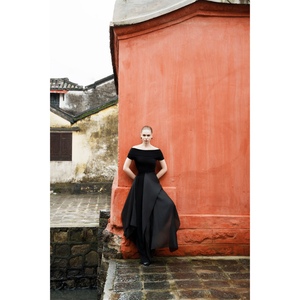 Los pantalones de pierna Lina cuentan con dos pliegues afilados y un corte de pierna recta que crean una silueta elegante y elegante para las mujeres modernas - Product Image 1