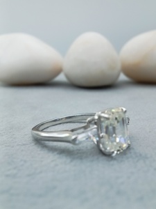 แหวนเพชรประดับเพชร14k 18k สำหรับผู้หญิงคลาสสิก2ct โซลิแทร์เจียระไนเพชรสีเขียวมรกต - Product Image 3