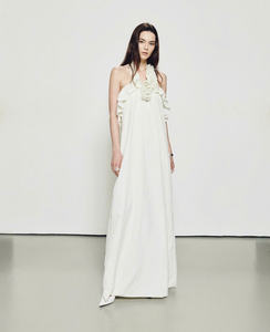 Vestido Maxi Halter Blanco Premium, Elegante, con Acento de Flor de Seda 3D Grande, Hecho en Vietnam - Product Image 3