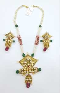 Collier pendentif Kundan exquis avec pierres vertes et boucles d'oreilles bijoux pour les festivals de demoiselles d'honneur et les rassemblements spéciaux - Product Image 6