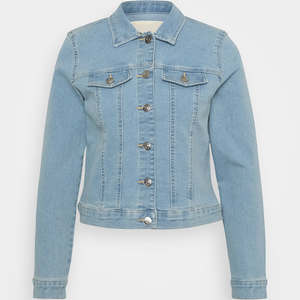 Veste en jean OEM pour femmes en denim bleu clair avec logo personnalisé en gros avec fermeture à bouton conçu pour les femmes pour un confort en toutes saisons - Product Image 6