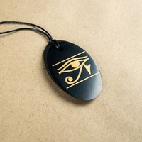Şungit Oval kesimli, serigrafi baskılı Horus'un Gözü desenli, 1 numaralı, 1.3*2 inç (34*50 mm) boyutlarında, cilalı kolye ucu.