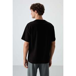 เสื้อยืดผู้ชาย Air Jones สีดำทรงโอเวอร์ไซส์ ผ้าคอตตอนผสม พื้นผิวมีเท็กซ์เจอร์ พร้อมลายกราฟิก ผ้าเนื้อหนา - Product Image 4