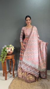 Hermosa colección de Lehenga de último diseñador con hermosa impresión y trabajo de lámina - Product Image 6