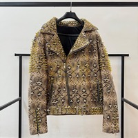 Chaqueta de Invierno para Hombre de Piel de Vacuno Genuina con Tachuelas, Estilo Urbano Moderno, Cuello Alto, Logotipo Frontal, Ecológica y Transpirable