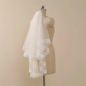 Un chef-d 'œuvre montre parfaitement votre glamour et votre charme Design délicat avec un peigne argenté Voile de mariée floral à deux niveaux - Product Image 2