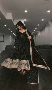 TENNECY Nuevo Vestido Georgette Estilo Bollywood con Bordado de Lentejuelas, Dupatta de Diseñador, Largo Maxi, Reversible para Fiestas y Eventos - Product Image 2
