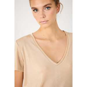 Camiseta Básica Brillante con Cuello en V - Product Image 4