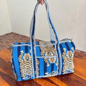 Sac de voyage en coton matelassé imprimé à la main Blue Tiger, sac de week-end de luxe pour filles et garçons, voyage d'une nuit, poches latérales, écologique - Product Image 1