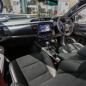 Pour Toyota Hilux 4x4 SUV, transmission automatique, moteur diesel turbo 6.1-8L, traction avant, conduite à droite, sièges en cuir, pneus R19, arrière foncé - Product Image 2