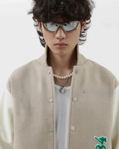 Chaqueta universitaria de béisbol con letras de color beige claro a la moda para hombre - Product Image 3