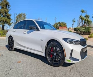 BMW 330e Híbrido Enchufable 2023, Altamente Equipado, Interior Rojo Tocara, Mayormente Sin Modificar - Product Image 1